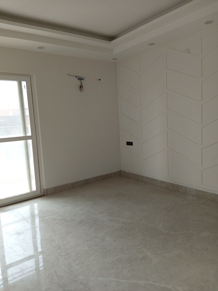 Room, sector 28 3.5 Bedroom 250 Sq.Yd. Builder Floor In Sector 28 Faridabad 9601123