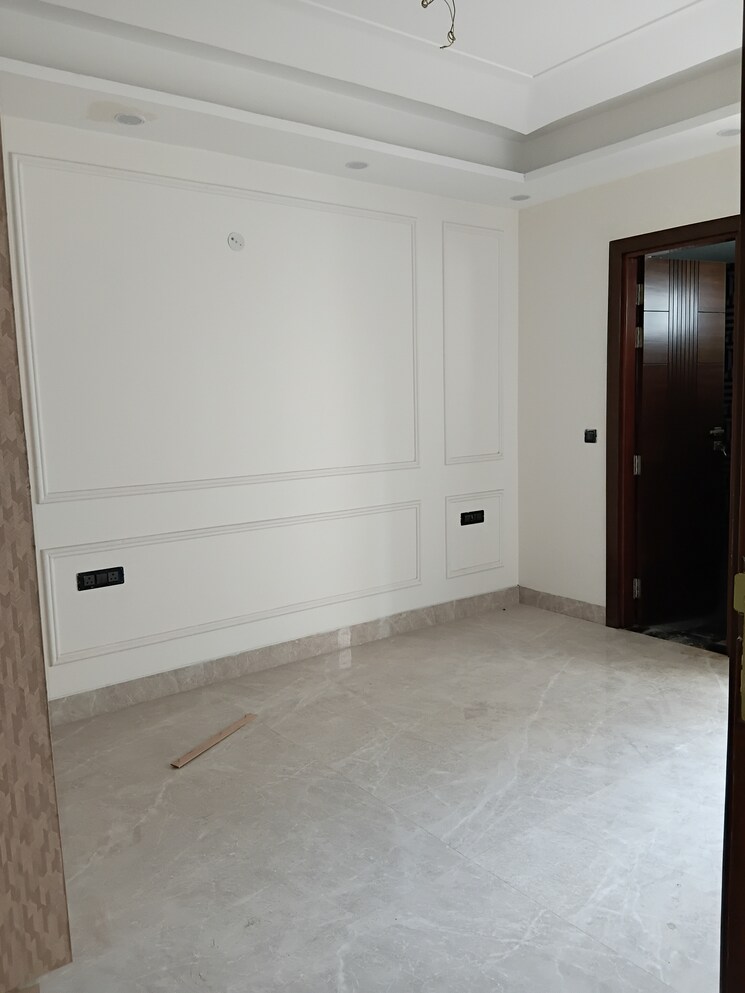 Room, sector 28 3.5 Bedroom 250 Sq.Yd. Builder Floor In Sector 28 Faridabad 9601123