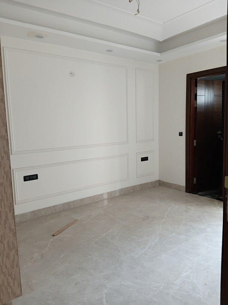 Room, sector 28 3.5 Bedroom 250 Sq.Yd. Builder Floor In Sector 28 Faridabad 9601123
