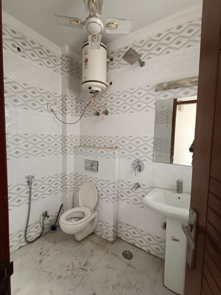 Bathroom, malviya nagar 3 Bedroom 1000 Sq.Ft. Builder Floor In Malviya Nagar Delhi 9601126