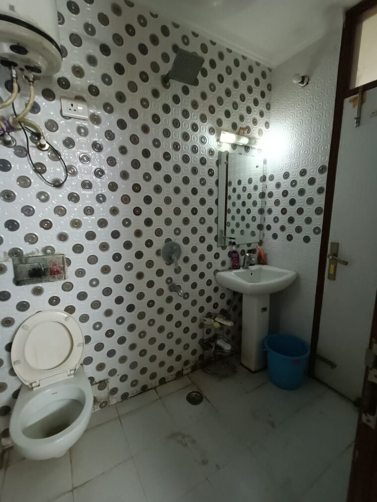 Bathroom, malviya nagar 3 Bedroom 1000 Sq.Ft. Builder Floor In Malviya Nagar Delhi 9601126