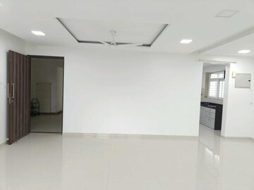 Room in 3 BHK Apartment at DLH Orchid, Andheri West – for Rent