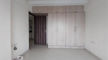 Room in 3 BHK Apartment at DLH Orchid, Andheri West – for Rent