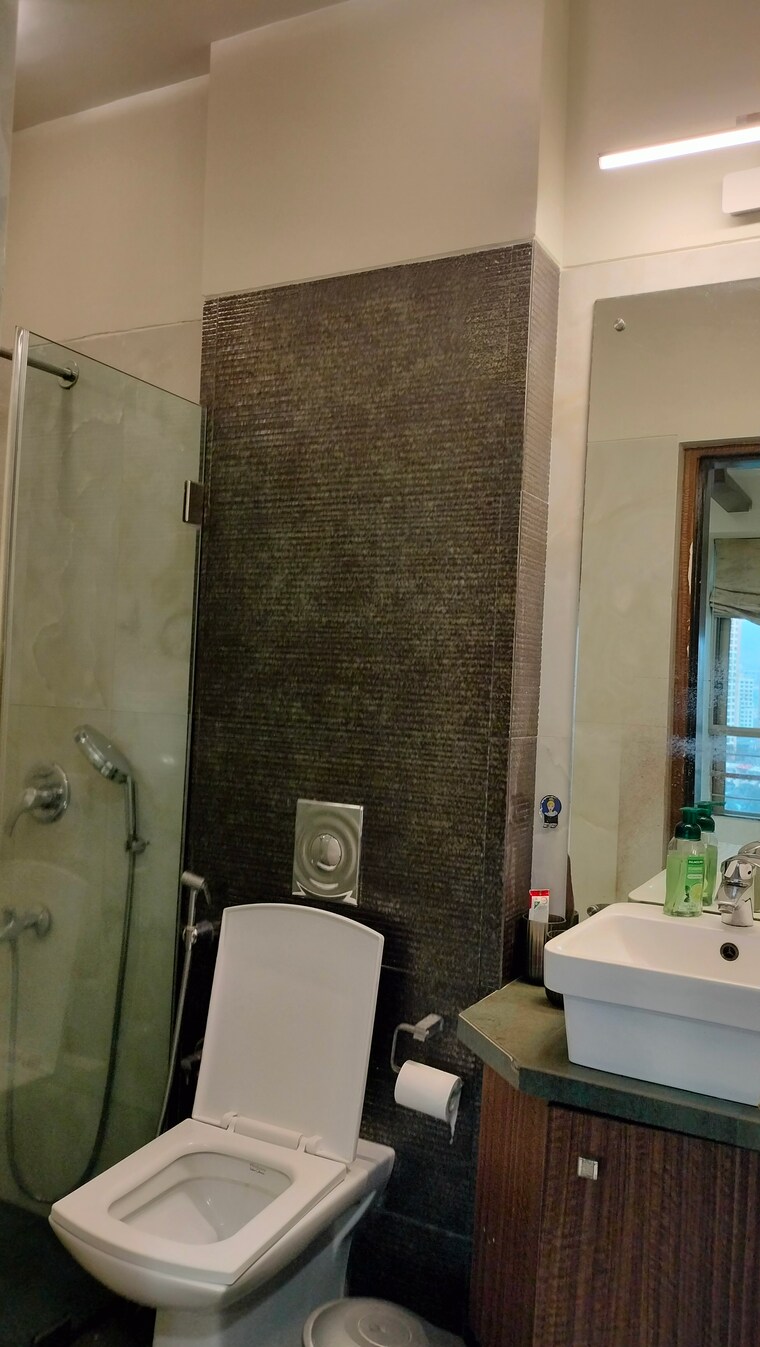 Bathroom, oberoi-realty-woods 5 Bedroom 2100 Sq.Ft. Apartment In Goregaon East Mumbai 9601294