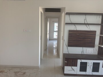 Room in 3 BHK Apartment at Godrej Green Vistas, Mahalunge – for Rent