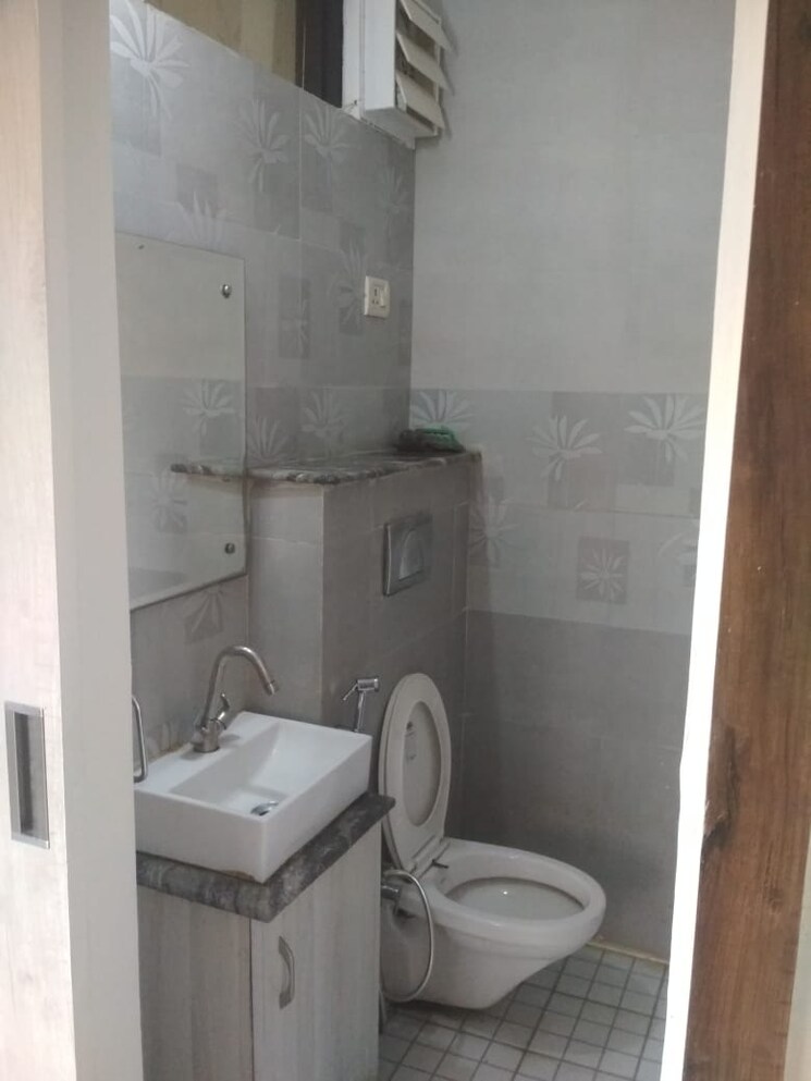 Bathroom, sultanpur 2 Bedroom 1000 Sq.Ft. Builder Floor In Sultanpur Delhi 9601385