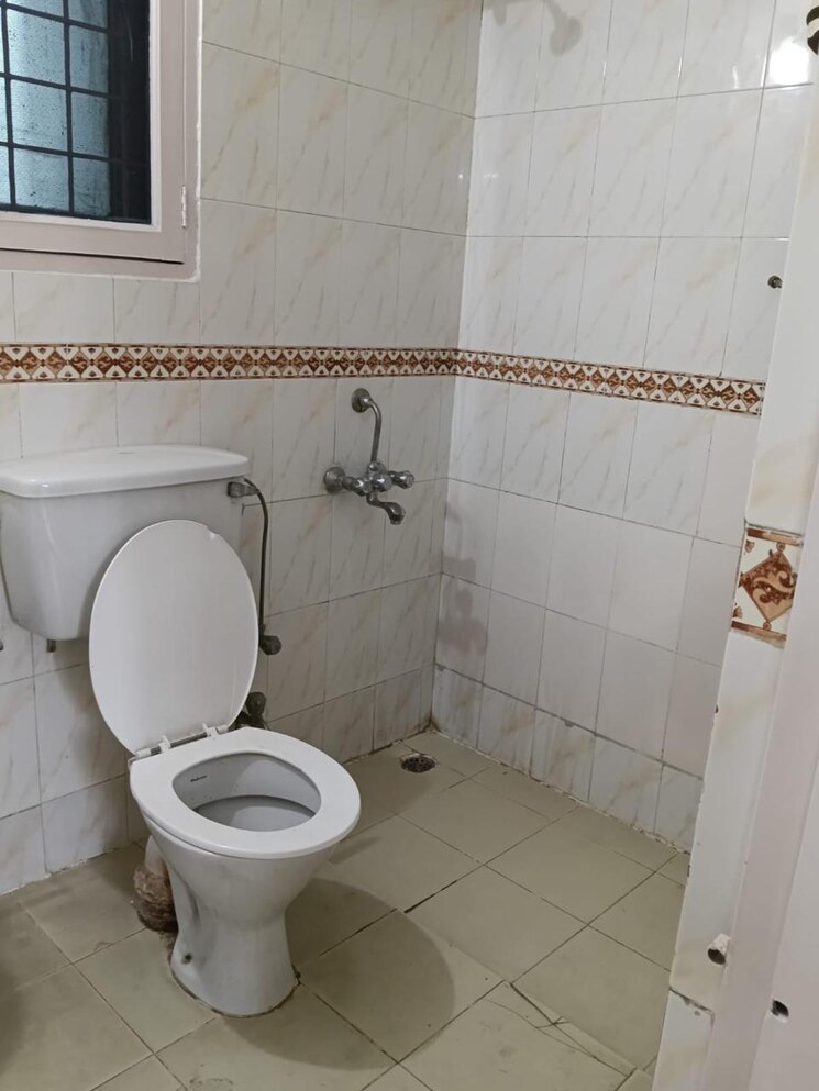 Bathroom, awho-sujjan-vihar 3 Bedroom 1500 Sq.Ft. Apartment In Sector 43 Gurgaon 9601393