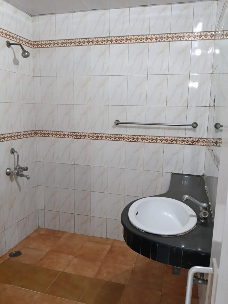 Bathroom, awho-sujjan-vihar 3 Bedroom 1500 Sq.Ft. Apartment In Sector 43 Gurgaon 9601393