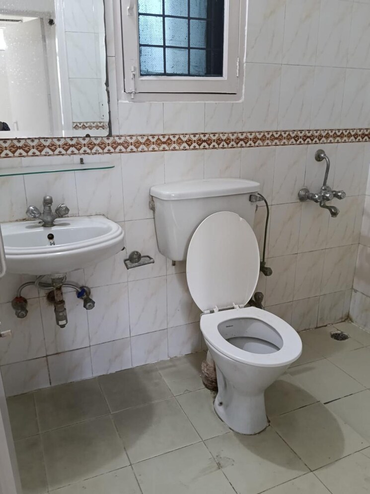 Bathroom, awho-sujjan-vihar 3 Bedroom 1500 Sq.Ft. Apartment In Sector 43 Gurgaon 9601393
