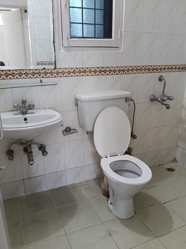 Bathroom, awho-sujjan-vihar 3 Bedroom 1500 Sq.Ft. Apartment In Sector 43 Gurgaon 9601393