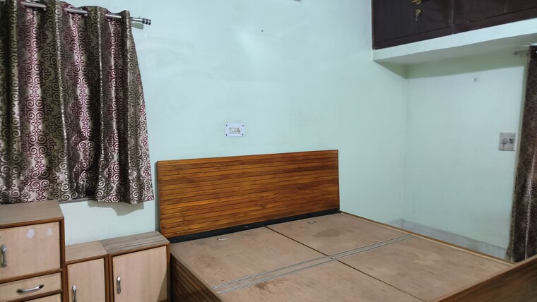 Room, sector 14 dwarka 2 Bedroom 1360 Sq.Ft. Apartment In Sector 14 Dwarka Delhi 9598723