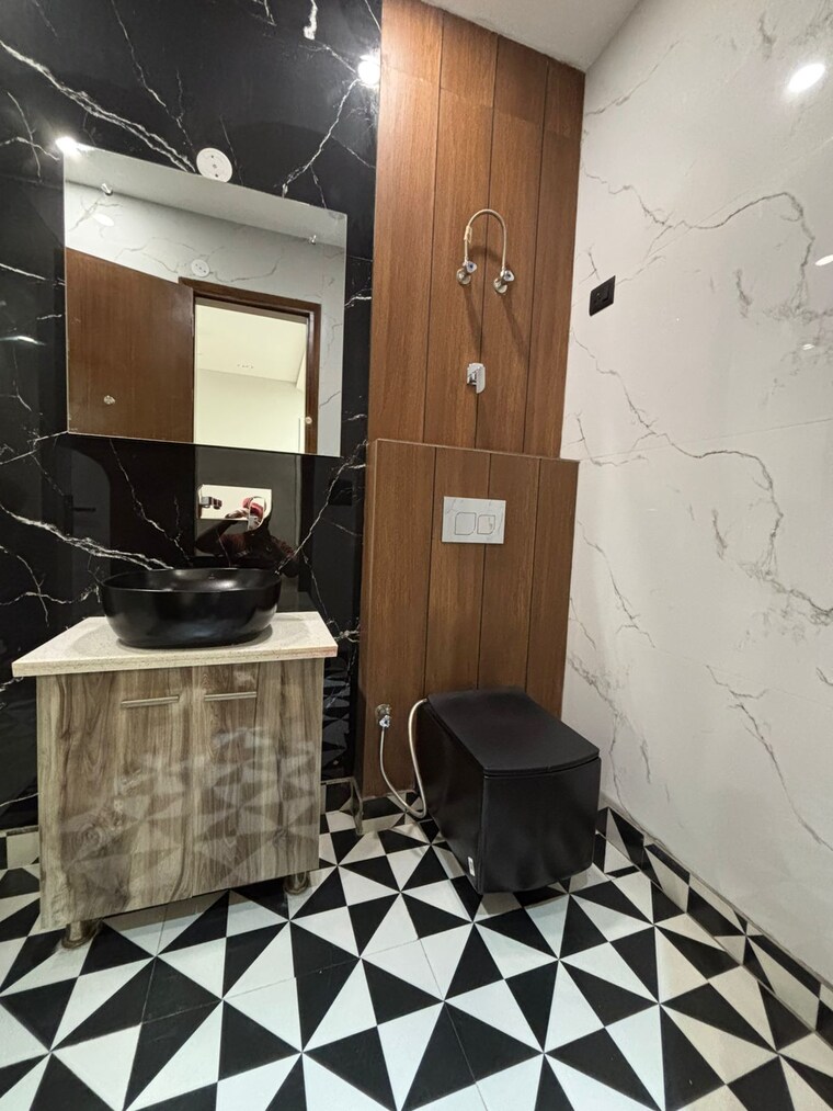 Attached Bathroom, shiv nagar 3 Bedroom 1800 Sq.Ft. Builder Floor In Shiv Nagar Delhi 9601662