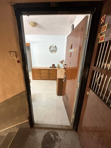 Room in 1 BHK Apartment at Lokhandwala Complex – for Rent