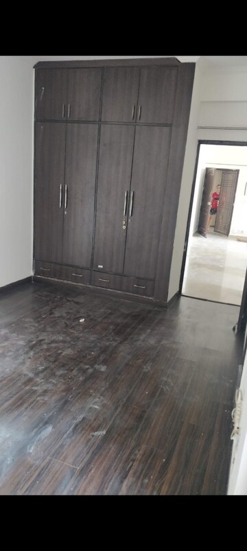 Room in 2 BHK Apartment at Mahagun Mascot, Sain Vihar – for Rent