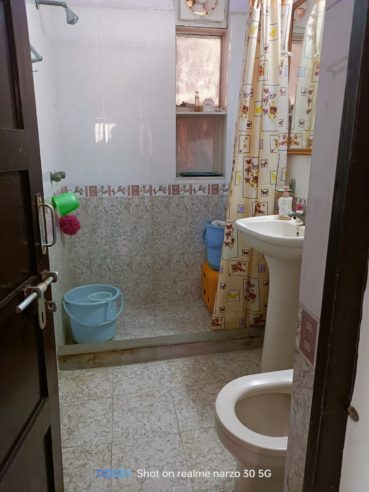 Bathroom, paryavaran complex 2 Bedroom 905 Sq.Ft. Builder Floor In Paryavaran Complex Delhi 9601904