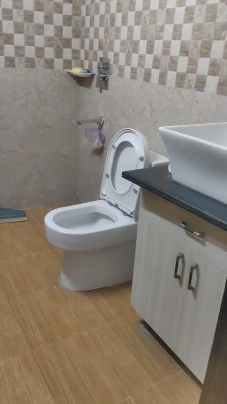 Bathroom, vasant kunj enclave 3 Bedroom 1129 Sq.Ft. Builder Floor In Vasant Kunj Enclave Delhi 9601911