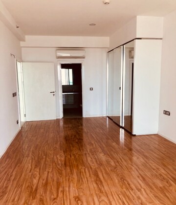 Room in 4 BHK Apartment at Sector 54 – for Rent