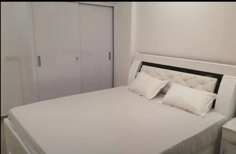 Room, gomti nagar 3 Bedroom 1450 Sq.Ft. Apartment In Gomti Nagar Lucknow 9602037