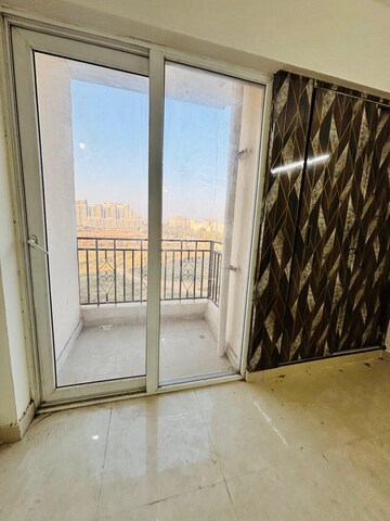 Room in 3 BHK Apartment at Signature Global Prime, Sector 63a – for Rent