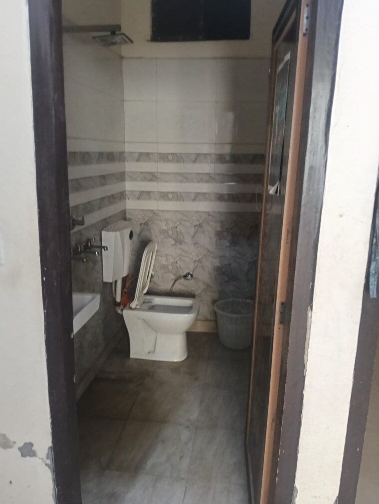Bathroom, burari 2.5 Bedroom 59 Sq.Yd. Builder Floor In Burari Delhi 9602163