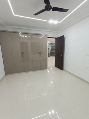 Room in 3 BHK Builder Floor at Sector 45 – for Rent