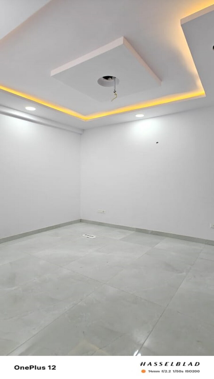 Room, sector 73 2 Bedroom 1000 Sq.Ft. Builder Floor In Sector 73 Noida 9602088