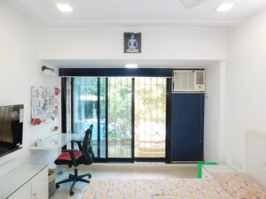 Room in 3 BHK Apartment at Goregaon West – for Rent