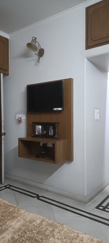 Room in 4 BHK Apartment at Vasant Kunj – for Rent