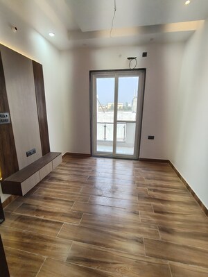 Room in 4 BHK Independent House at Jankipuram Extension – for Sale