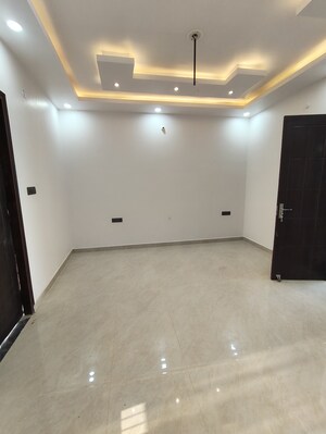 Room in 4 BHK Independent House at Jankipuram Extension – for Sale