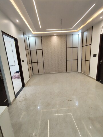 Room in 4 BHK Independent House at Jankipuram Extension – for Sale