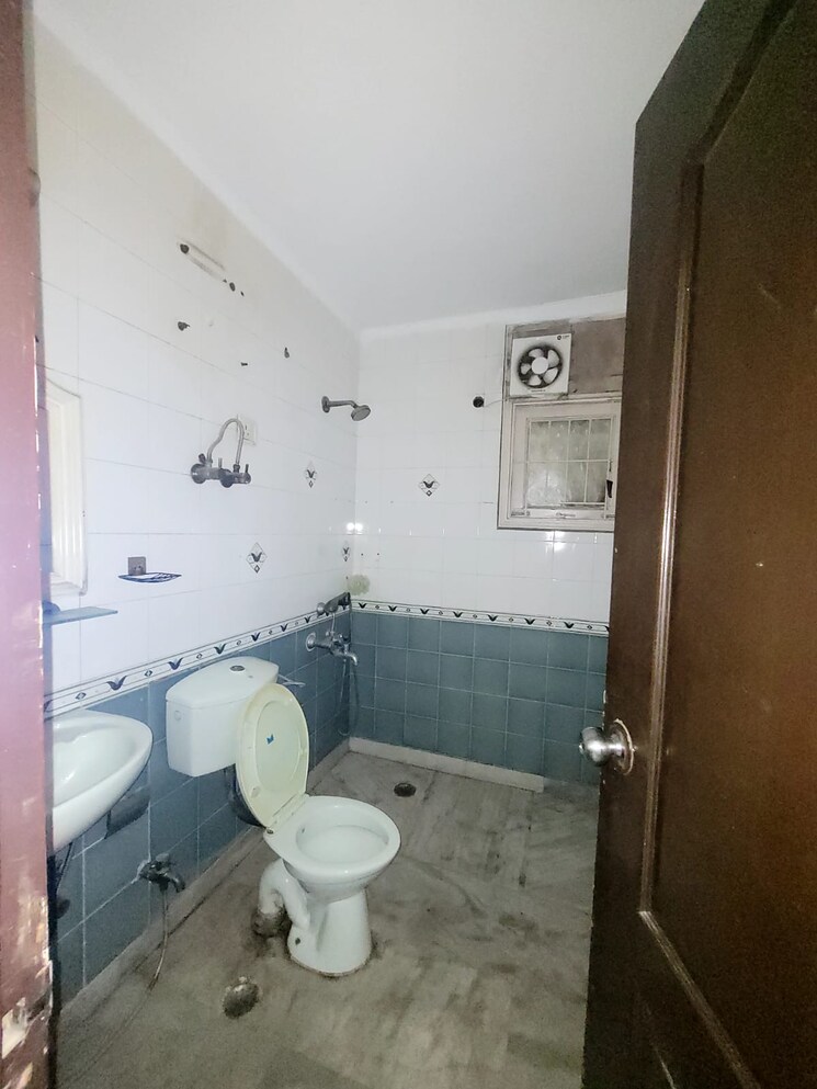 Attached Bathroom, sector 11 dwarka 3 Bedroom 1600 Sq.Ft. Apartment In Sector 11 Dwarka Delhi 9602492