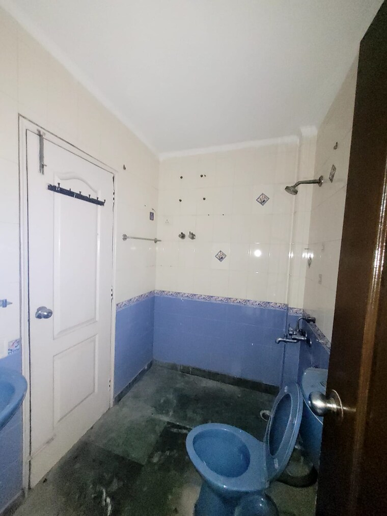 Bathroom, sector 11 dwarka 3 Bedroom 1600 Sq.Ft. Apartment In Sector 11 Dwarka Delhi 9602492