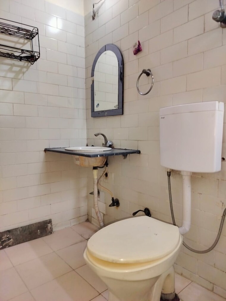 Attached Bathroom, rwa-jasola-sector-7 2 Bedroom 950 Sq.Ft. Apartment In Jasola Delhi 9602554