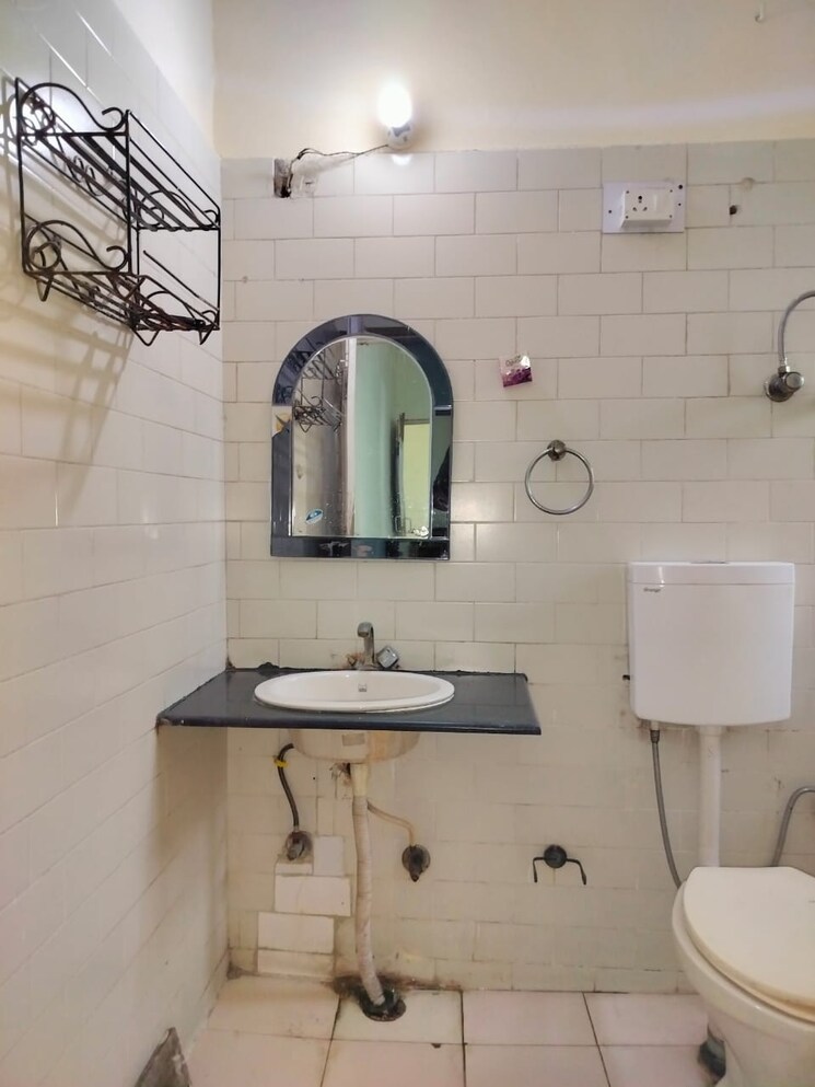 Bathroom, rwa-jasola-sector-7 2 Bedroom 950 Sq.Ft. Apartment In Jasola Delhi 9602554