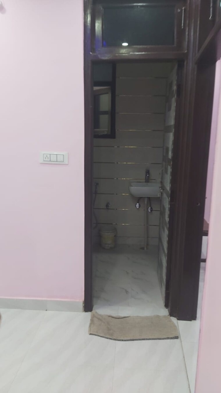 Bathroom, mayur vihar 2.5 Bedroom 750 Sq.Ft. Builder Floor In Mayur Vihar Delhi 9602573