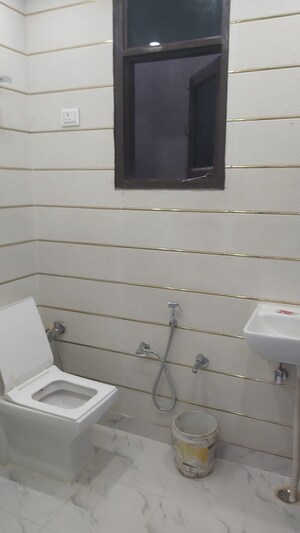Bathroom in 2.5 BHK Builder Floor at Mayur Vihar – for Rent