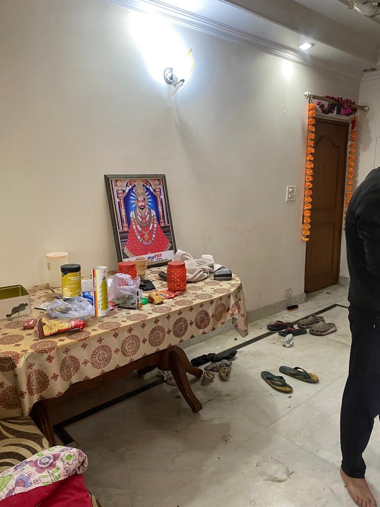 Room, uma-cooperative-society 2.5 Bedroom 850 Sq.Ft. Apartment In Mayur Vihar 1 Delhi 9602595