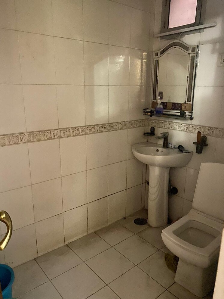 Bathroom, uma-cooperative-society 2.5 Bedroom 850 Sq.Ft. Apartment In Mayur Vihar 1 Delhi 9602595