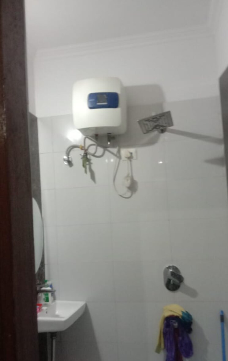 Bathroom, new panchvati colony 3 Bedroom 120 Sq.Yd. Builder Floor In New Panchvati Colony Ghaziabad 9602664