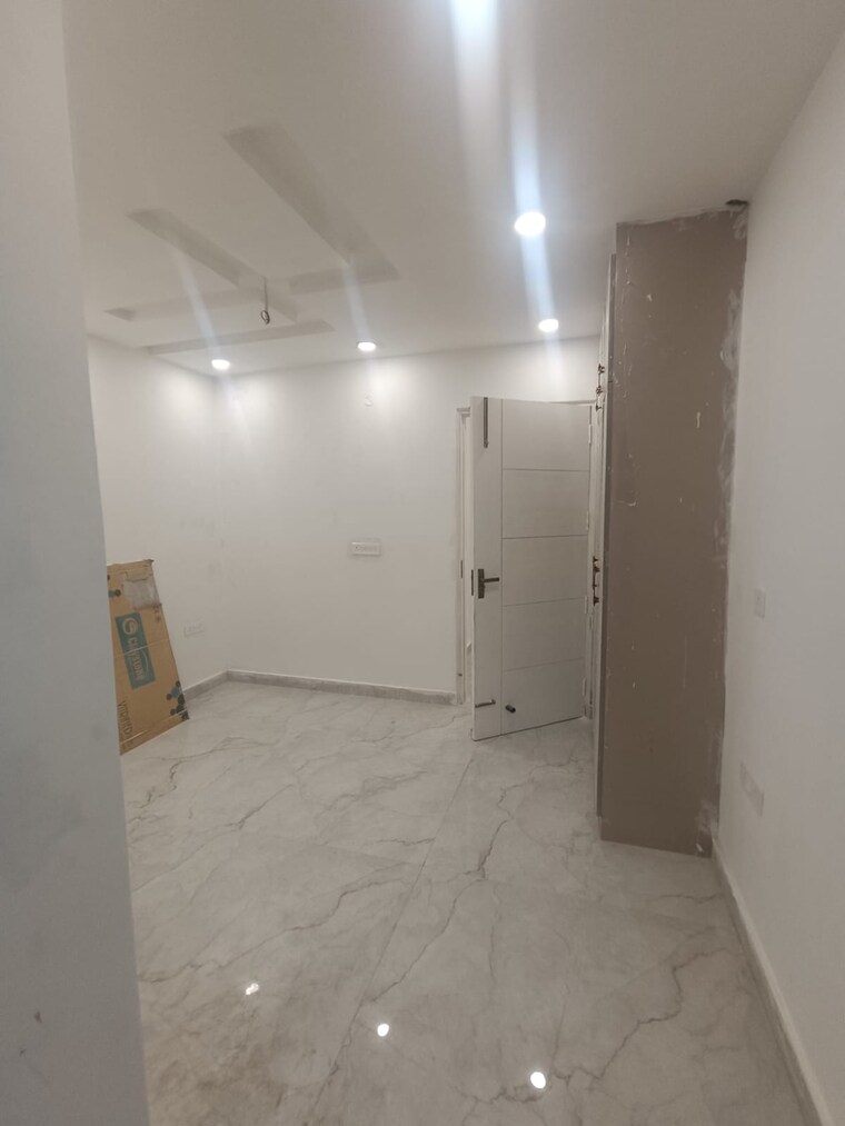 Room, greater kailash ii 3 Bedroom 200 Sq.Yd. Builder Floor In Greater Kailash ii Delhi 9602671