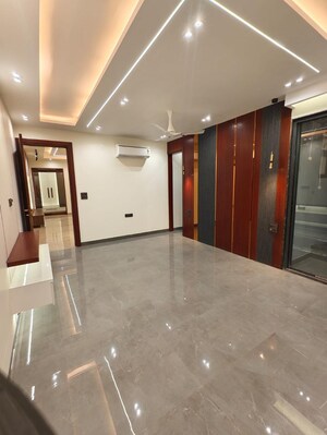 Room in 4 BHK Builder Floor at Sushant Lok 3, Sector 57 – for Sale