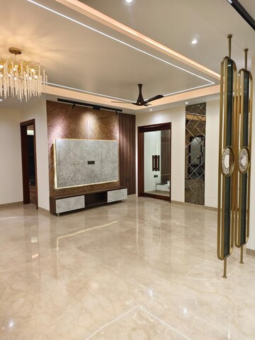 Room in 4 BHK Builder Floor at Sushant Lok 3, Sector 57 – for Sale