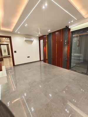 Room in 4 BHK Builder Floor at Sushant Lok 3, Sector 57 – for Sale