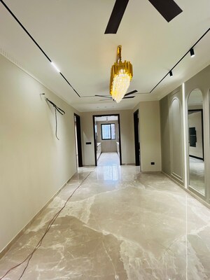 Building Lobby in 4 BHK Builder Floor at Sushant Lok 3, Sector 57 – for Sale