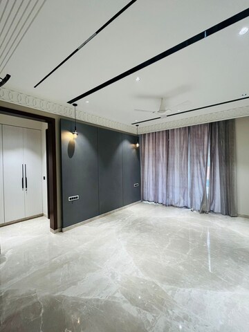 Room in 4 BHK Builder Floor at Sushant Lok 3, Sector 57 – for Sale