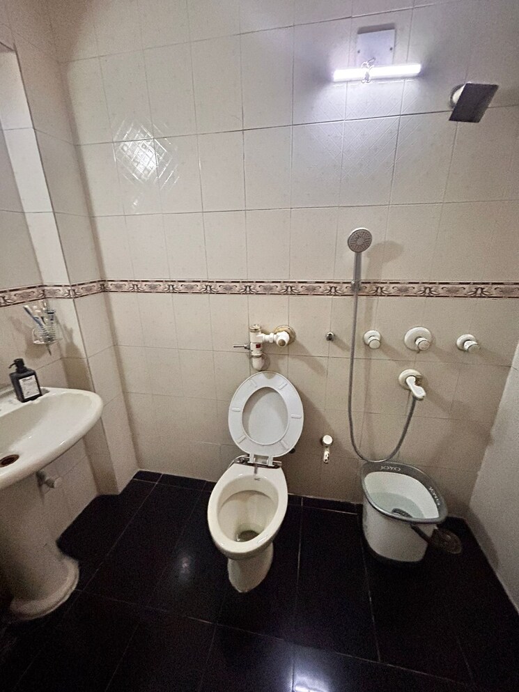 Bathroom, the-ranes 3 Bedroom 1050 Sq.Ft. Apartment In Khar West Mumbai 9602775