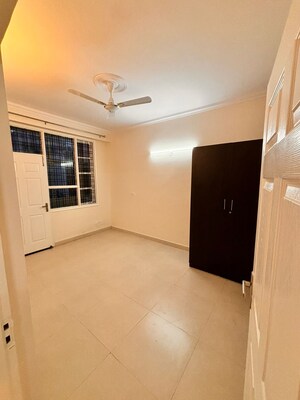 Room in 3 BHK Apartment at Unitech South City 1, South City 1 – for Rent