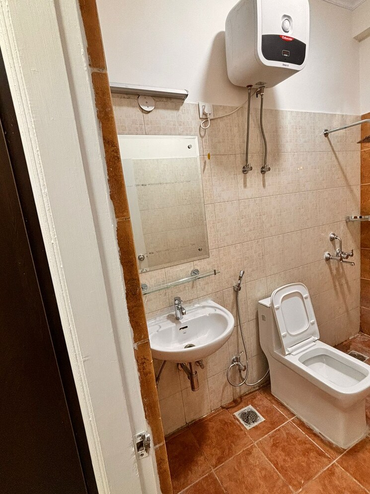 Bathroom, unitech-south-city-1 3 Bedroom 2099 Sq.Ft. Apartment In South City 1 Gurgaon 9602795