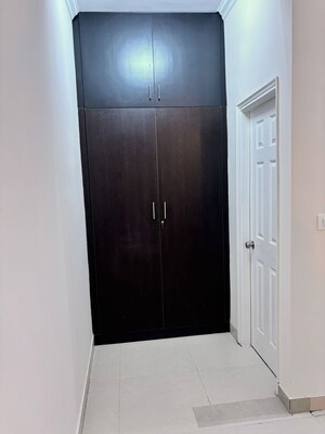 Room in 3 BHK Apartment at Unitech South City 1, South City 1 – for Rent